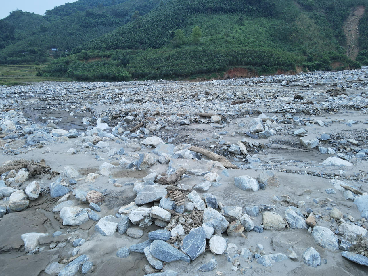 Bất ngờ cảnh dòng suối 'hóa đá' dài 4km ở Lào Cai