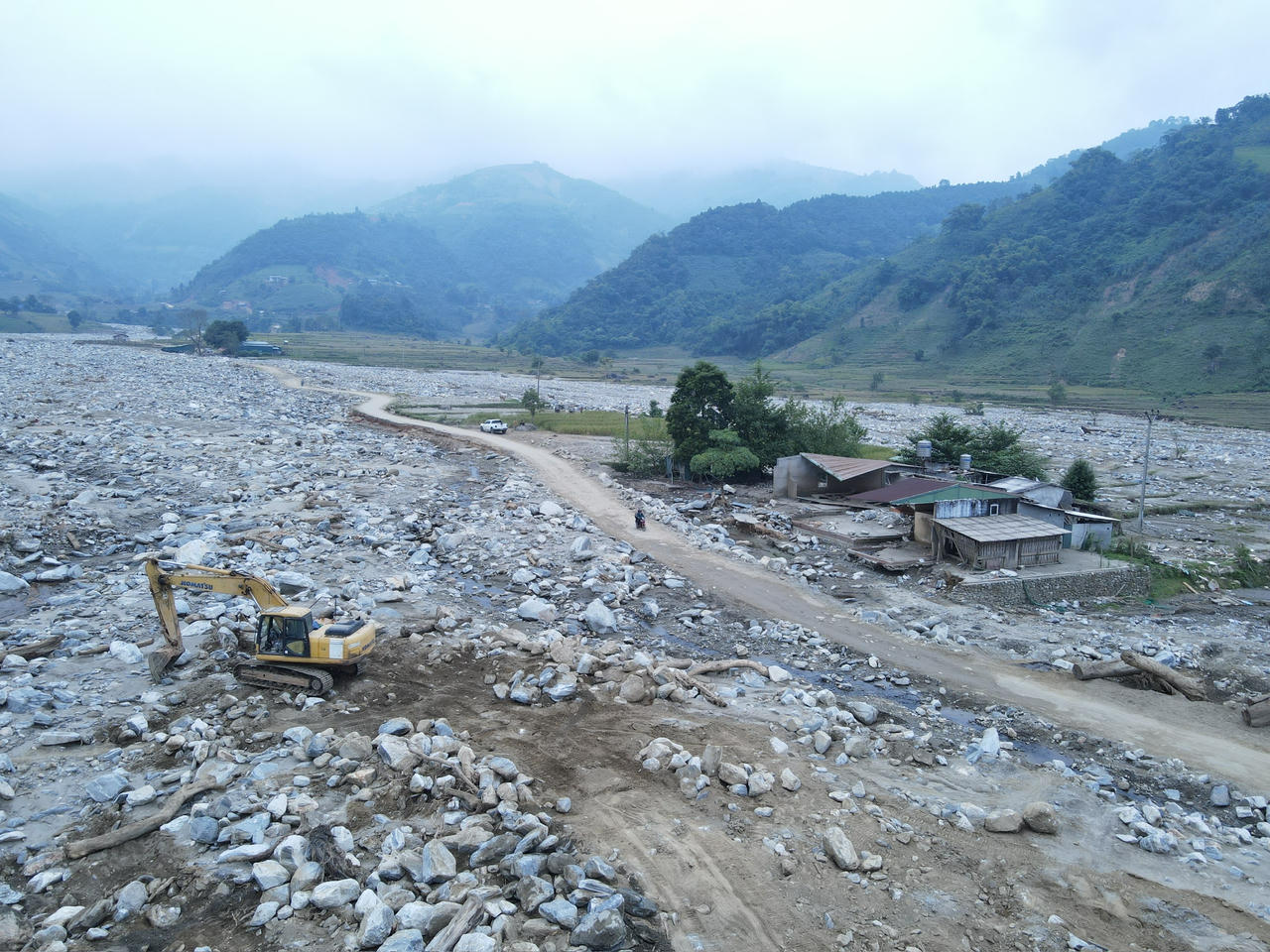 Bất ngờ cảnh dòng suối 'hóa đá' dài 4km ở Lào Cai