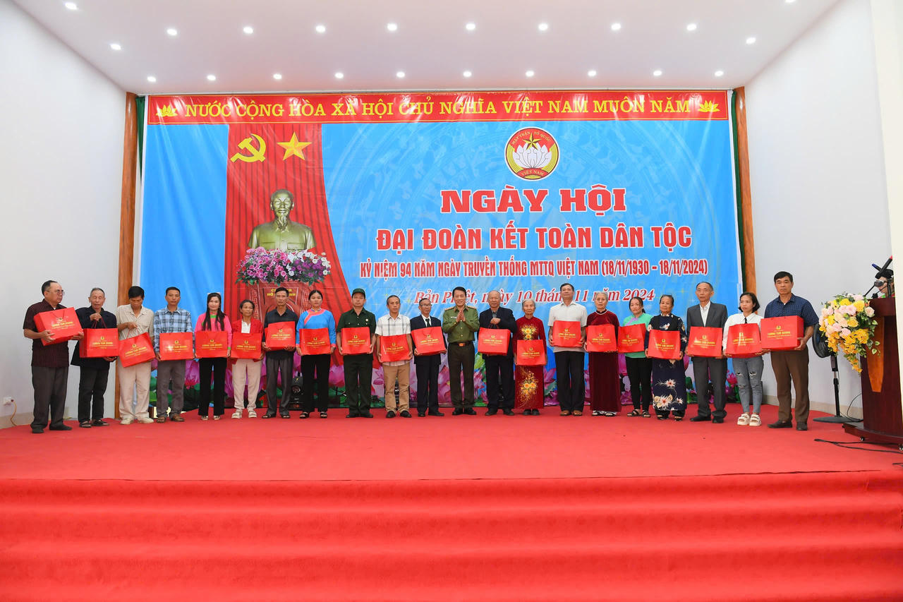 Bộ trưởng Bộ Công an Lương Tam Quang dự Ngày hội Đại đoàn kết toàn dân tộc tại Lào Cai