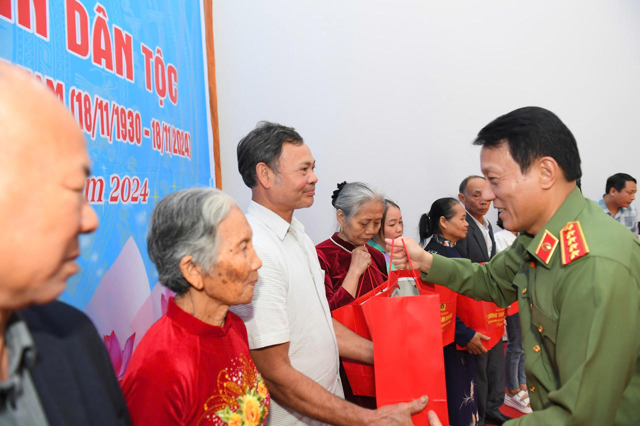Bộ trưởng Bộ Công an Lương Tam Quang dự Ngày hội Đại đoàn kết toàn dân tộc tại Lào Cai