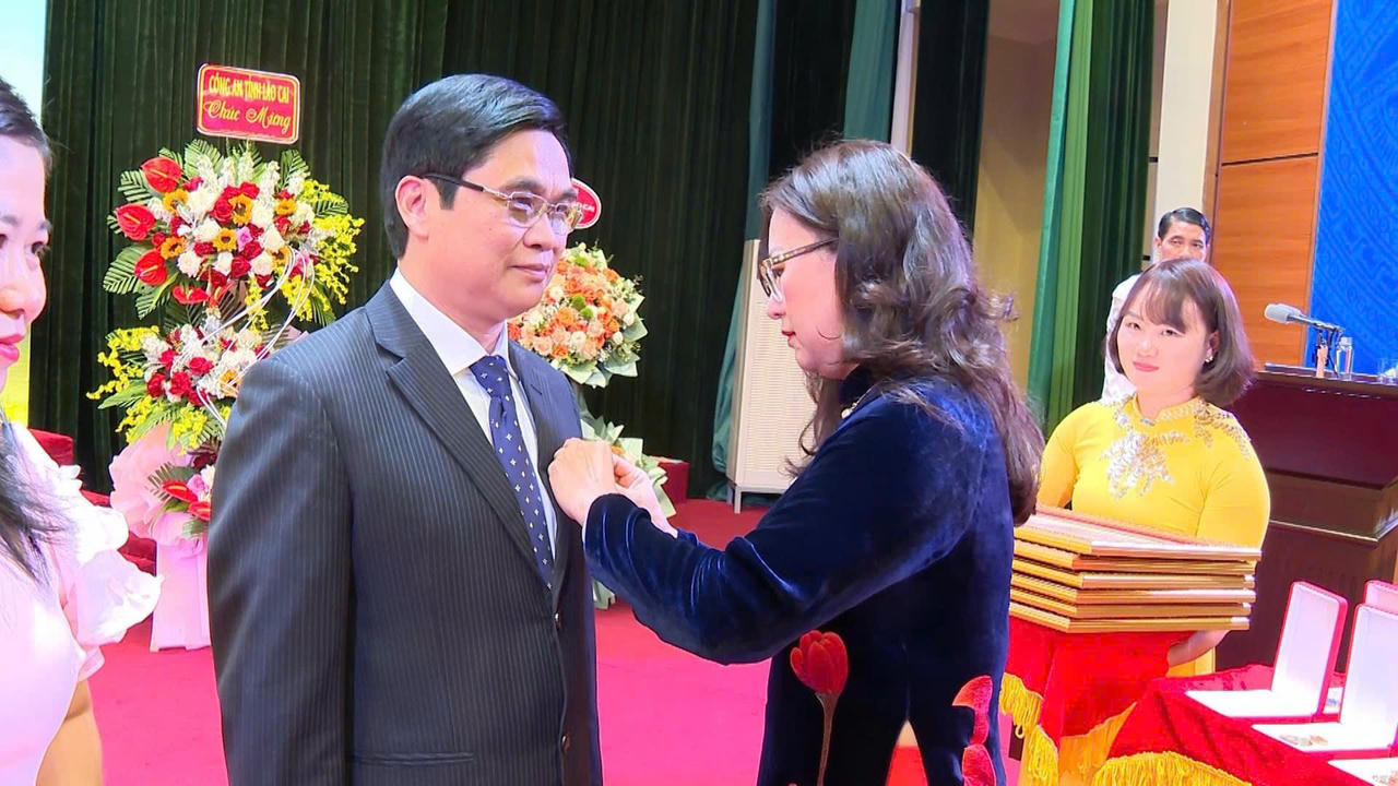 Tỉnh Lào Cai biểu dương gần 400 nhà giáo tiêu biểu, xuất sắc trong năm học 2023 - 2024