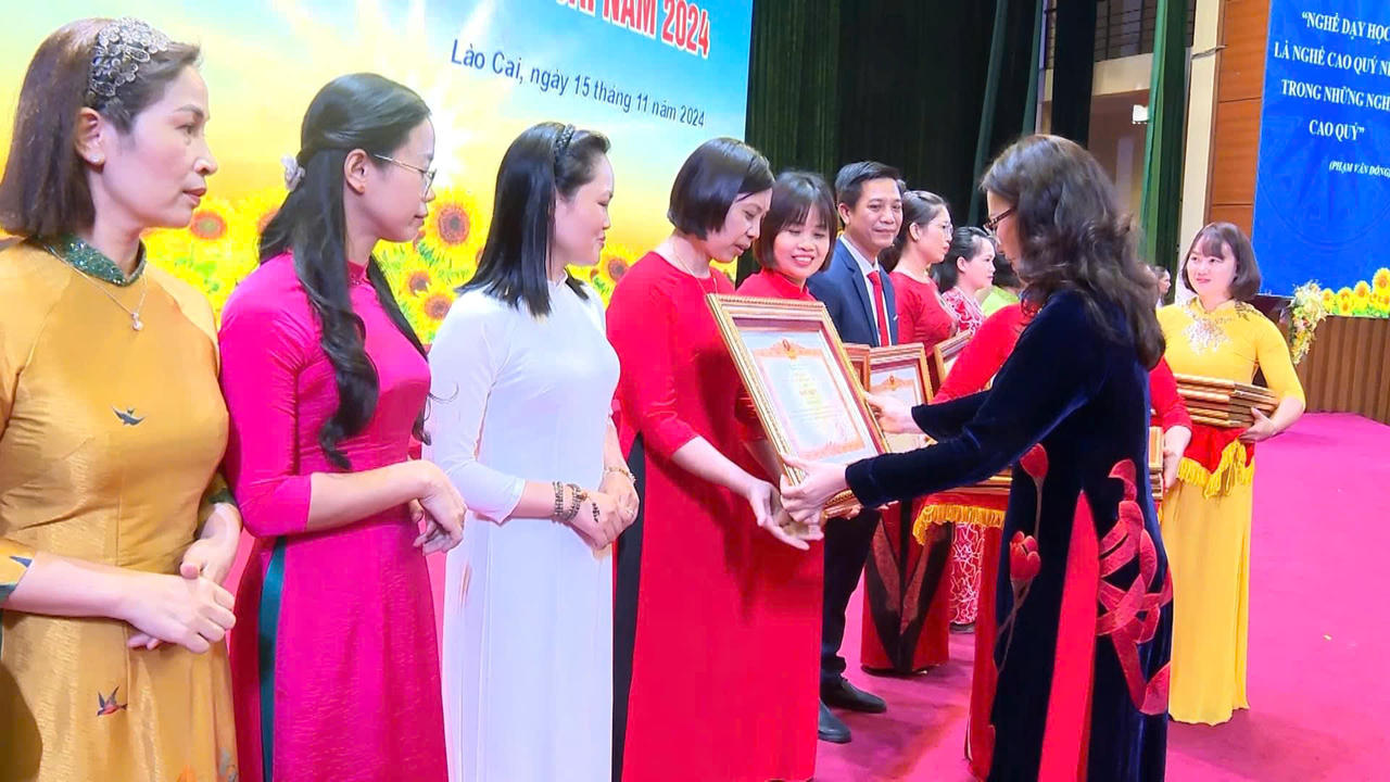 Tỉnh Lào Cai biểu dương gần 400 nhà giáo tiêu biểu, xuất sắc trong năm học 2023 - 2024