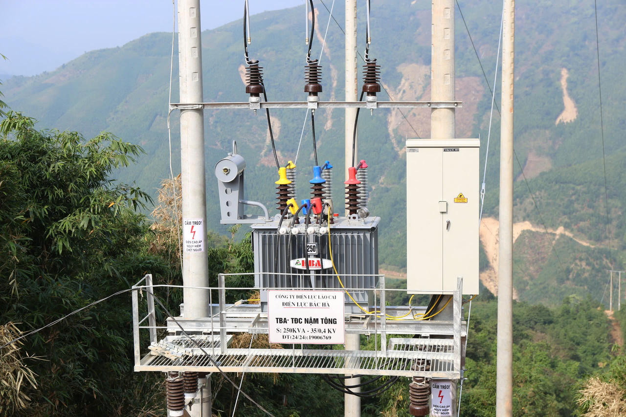 Hoàn thành cấp điện trước tiến độ cho khu tái định cư Kho Vàng, Nậm Tông 