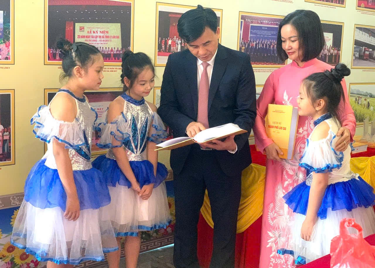 Ra mắt cuốn sách lịch sử thành phố Lào Cai (1907- 2022) 