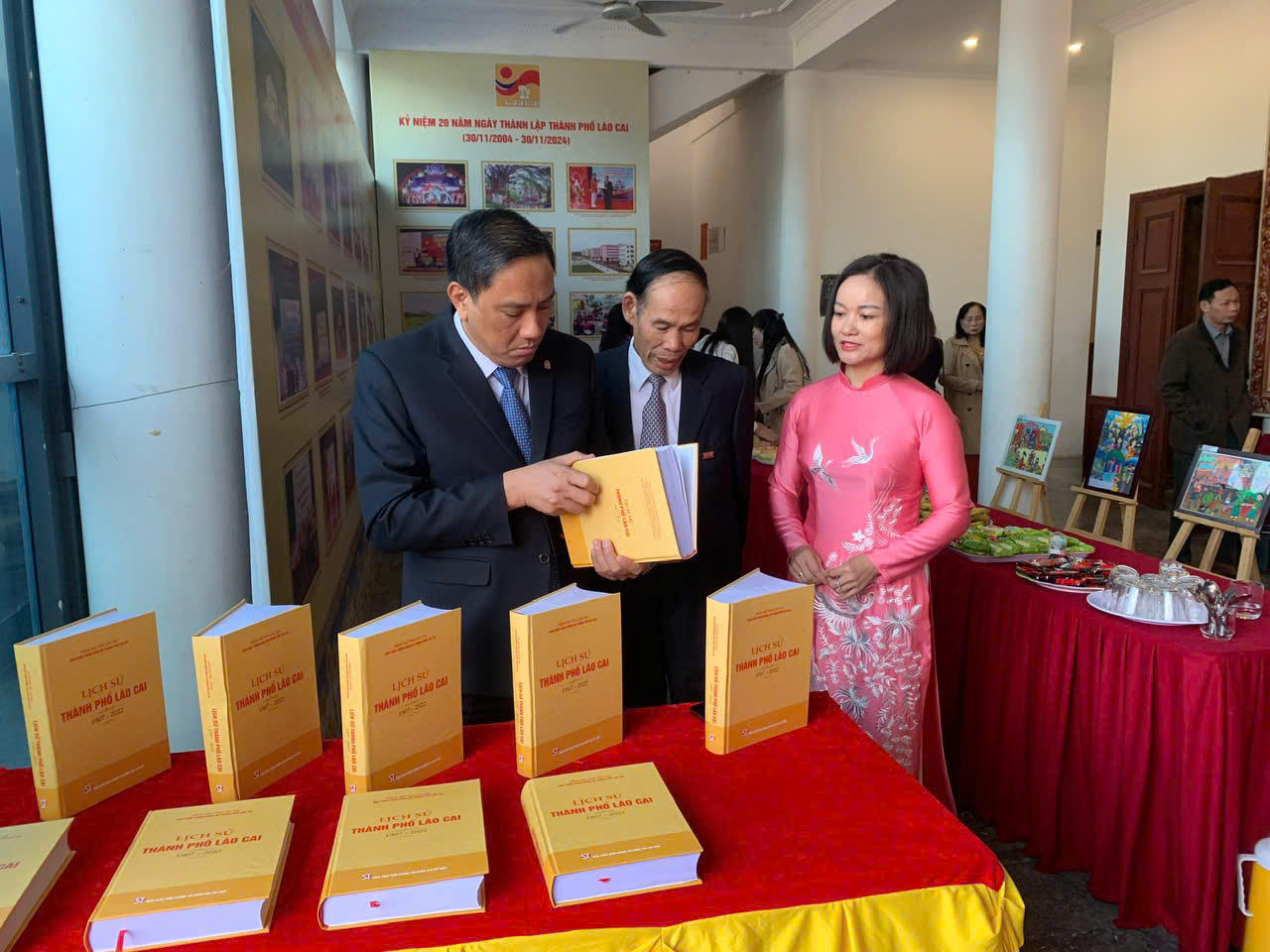 Ra mắt cuốn sách lịch sử thành phố Lào Cai (1907- 2022) 