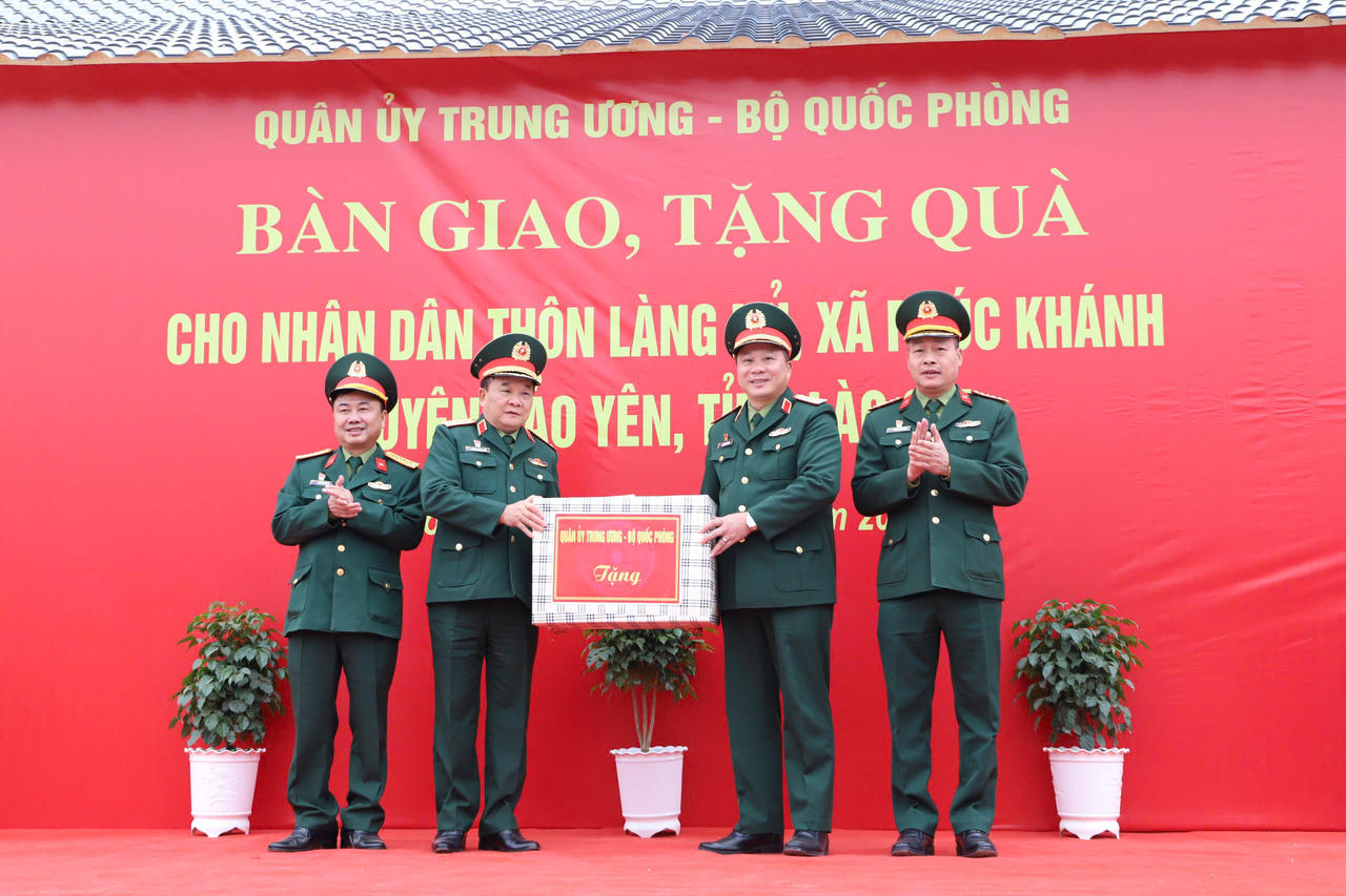 Quân ủy Trung ương, Bộ Quốc phòng bàn giao, tặng quà nhân dân thôn Làng Nủ