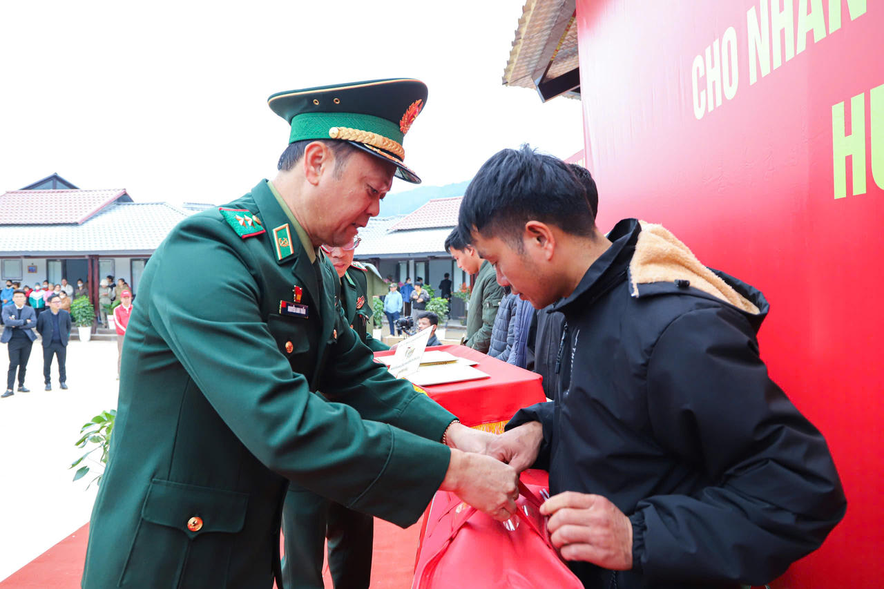 Quân ủy Trung ương, Bộ Quốc phòng bàn giao, tặng quà nhân dân thôn Làng Nủ