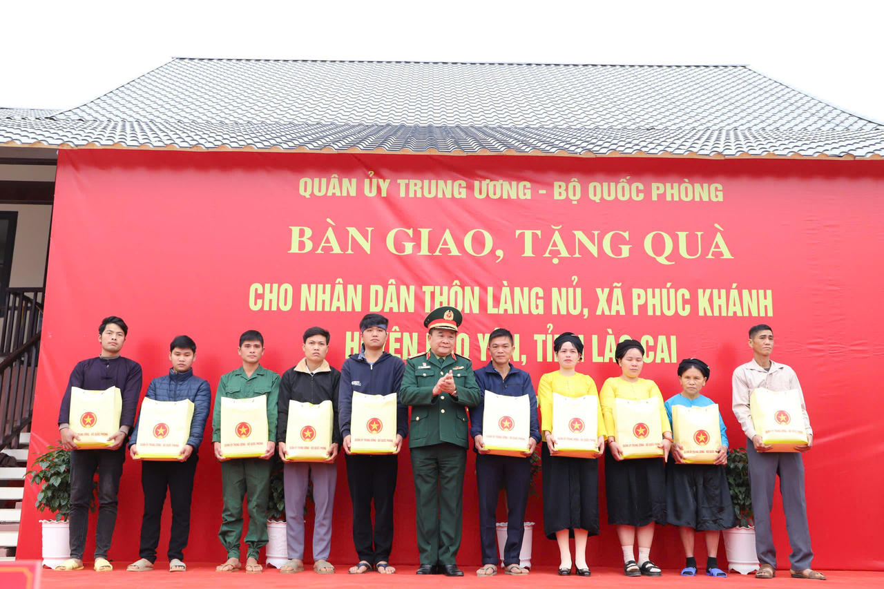 Quân ủy Trung ương, Bộ Quốc phòng bàn giao, tặng quà nhân dân thôn Làng Nủ