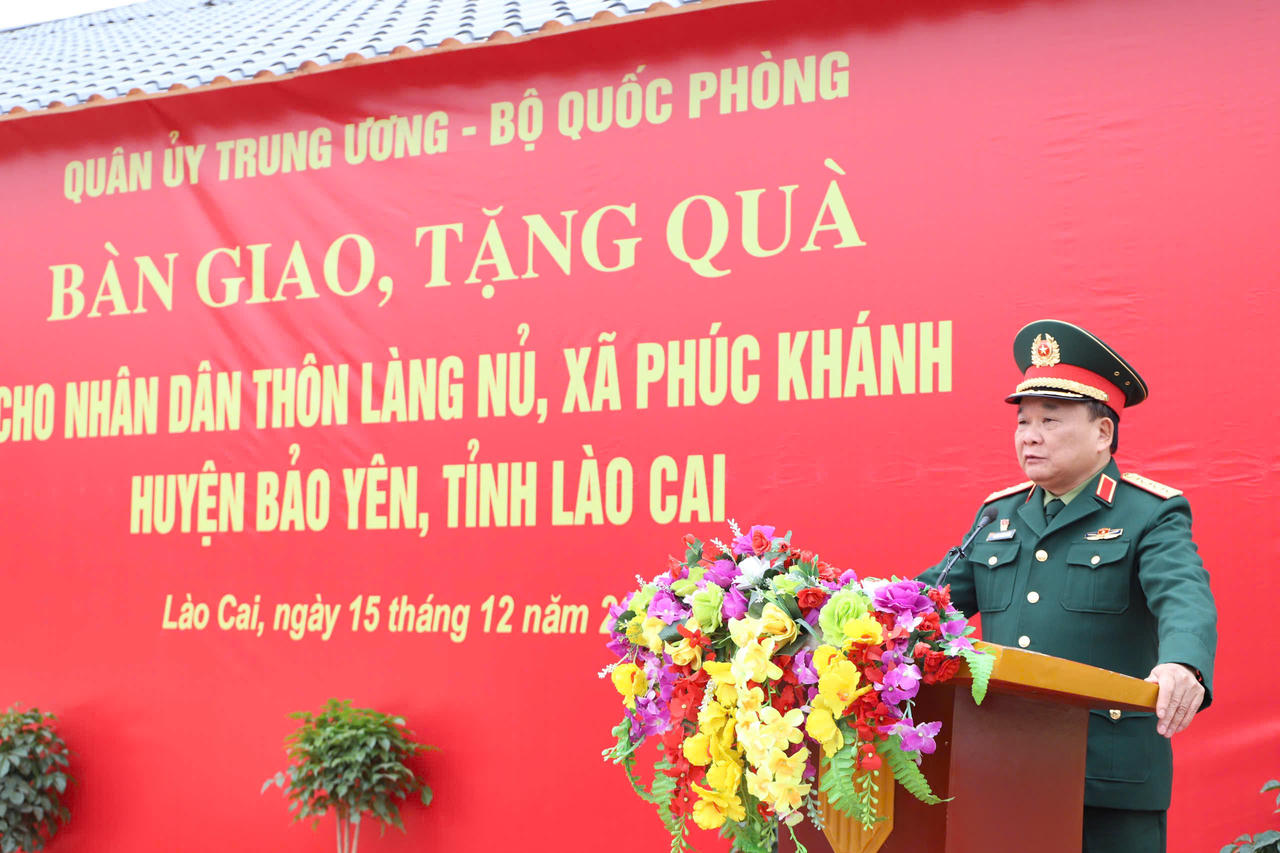 Quân ủy Trung ương, Bộ Quốc phòng bàn giao, tặng quà nhân dân thôn Làng Nủ