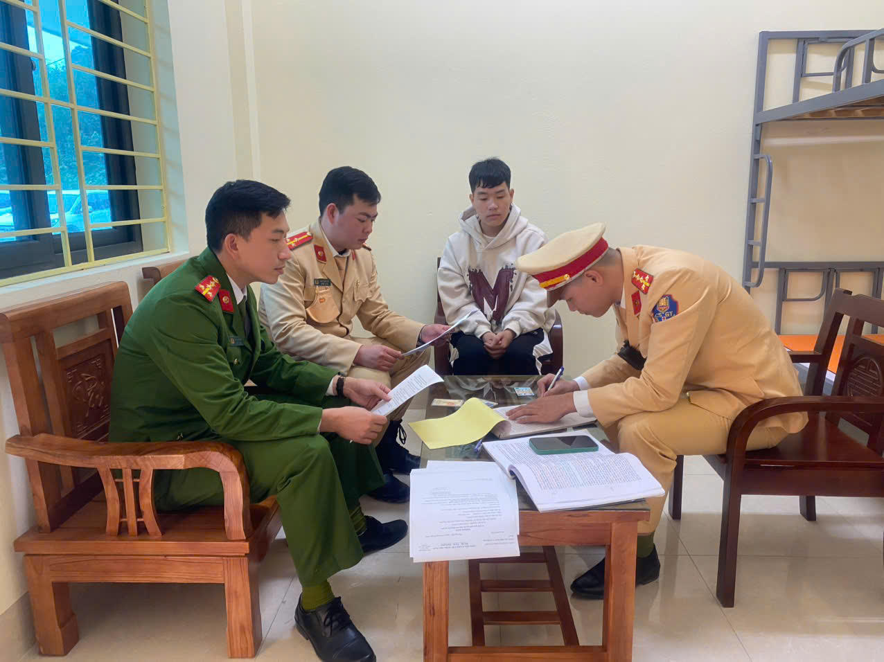 Xử lý đối tượng bốc đầu xe máy trên cầu Móng Sến