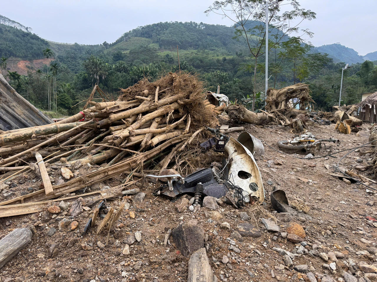 Xây dựng khu tưởng niệm ở Làng Nủ