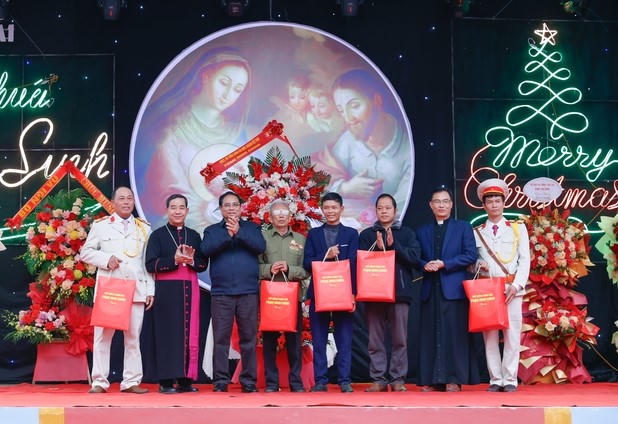 Thủ tướng Chính phủ chúc mừng Giáng sinh tại Giáo xứ Lào Cai