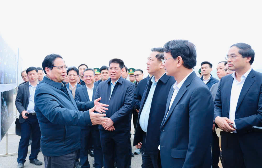 Thủ tướng Phạm Minh Chính khảo sát hướng tuyến đường sắt Lào Cai - Hà Nội - Hải Phòng
