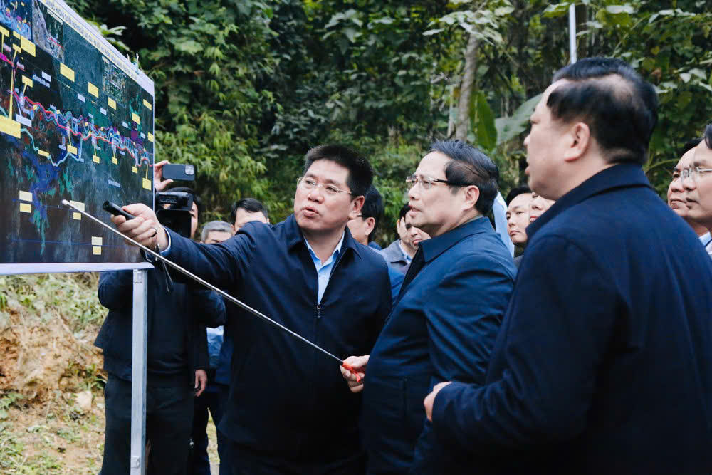 Thủ tướng Phạm Minh Chính khảo sát hướng tuyến đường sắt Lào Cai - Hà Nội - Hải Phòng