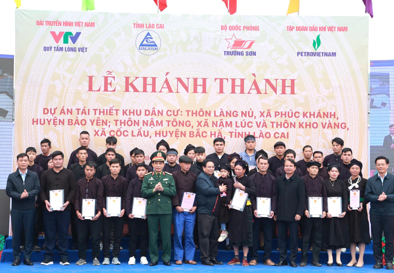 Thủ tướng Chính phủ Phạm Minh Chính dự Lễ khánh thành Dự án tái thiết khu dân cư Làng Nủ