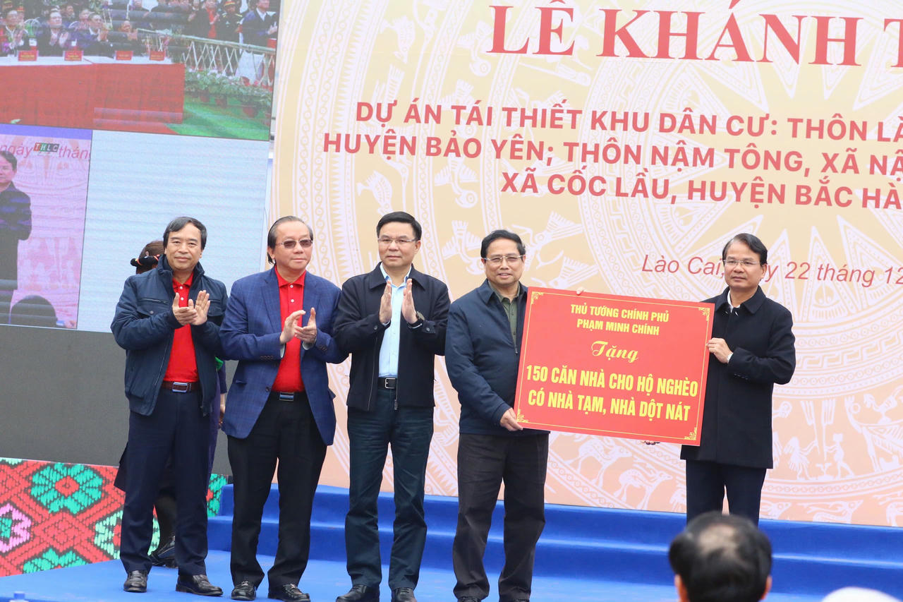 Thủ tướng Chính phủ Phạm Minh Chính dự Lễ khánh thành Dự án tái thiết khu dân cư Làng Nủ