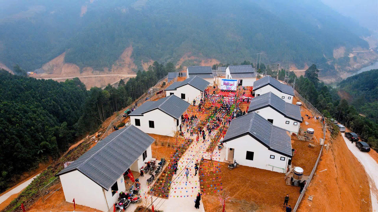 Thủ tướng Chính phủ Phạm Minh Chính dự Lễ khánh thành Dự án tái thiết khu dân cư Làng Nủ