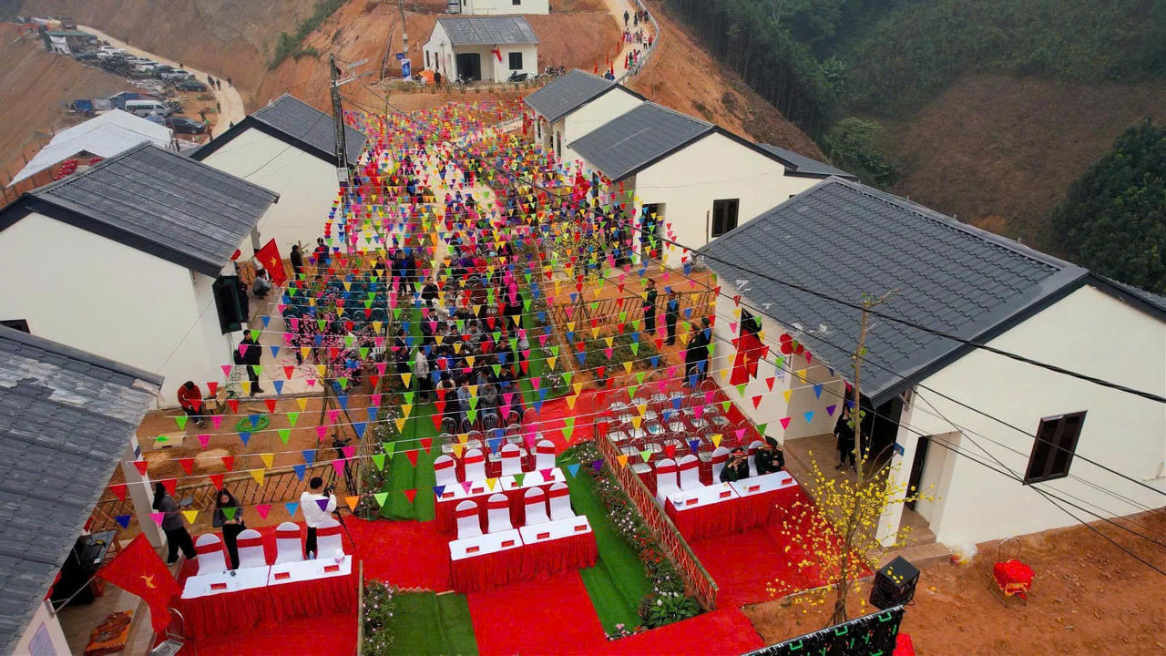 Thủ tướng Chính phủ Phạm Minh Chính dự Lễ khánh thành Dự án tái thiết khu dân cư Làng Nủ