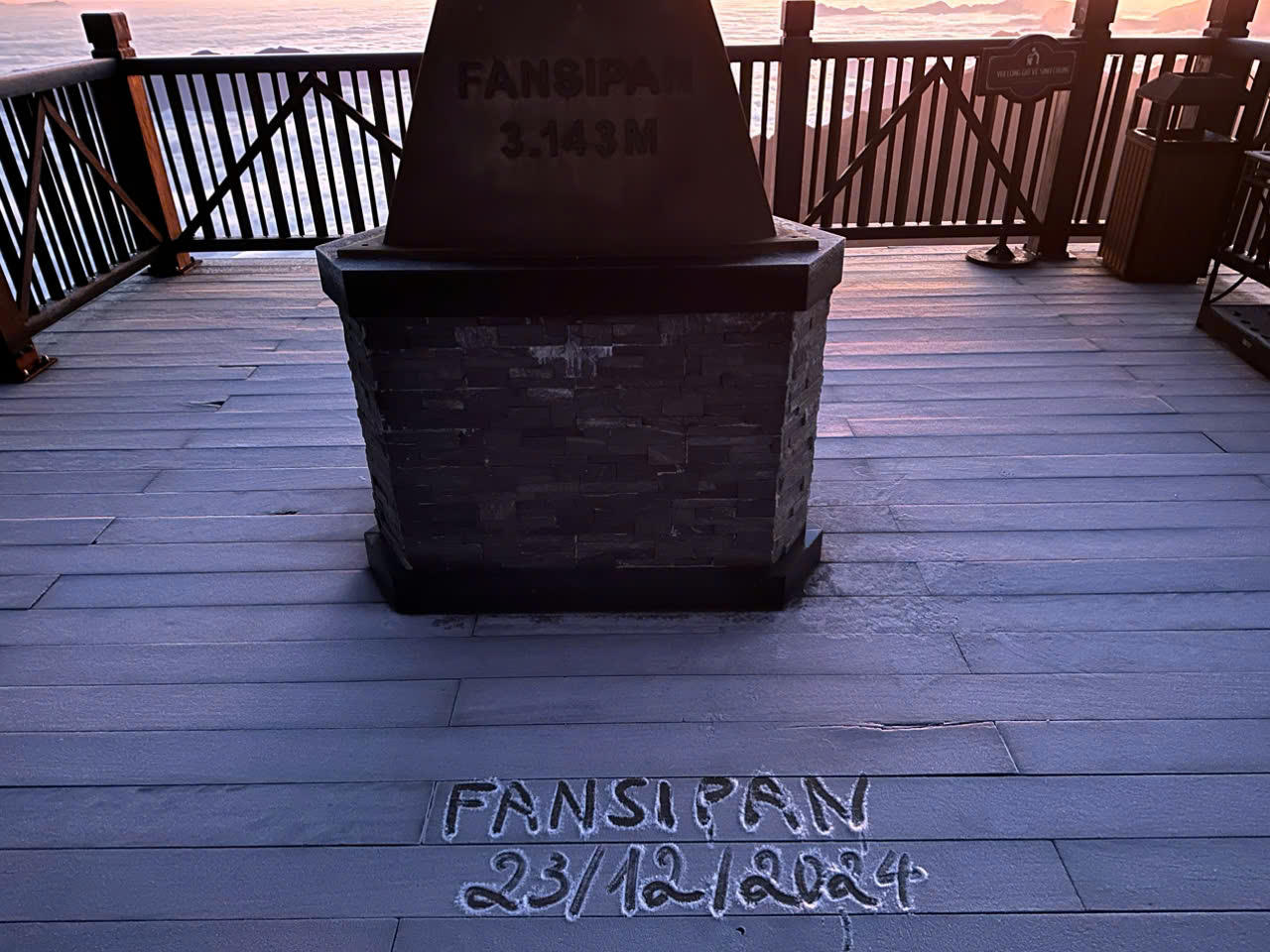 Nhiệt độ xuống âm, đỉnh Fansipan xuất hiện băng giá