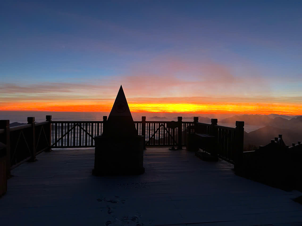 Nhiệt độ xuống âm, đỉnh Fansipan xuất hiện băng giá