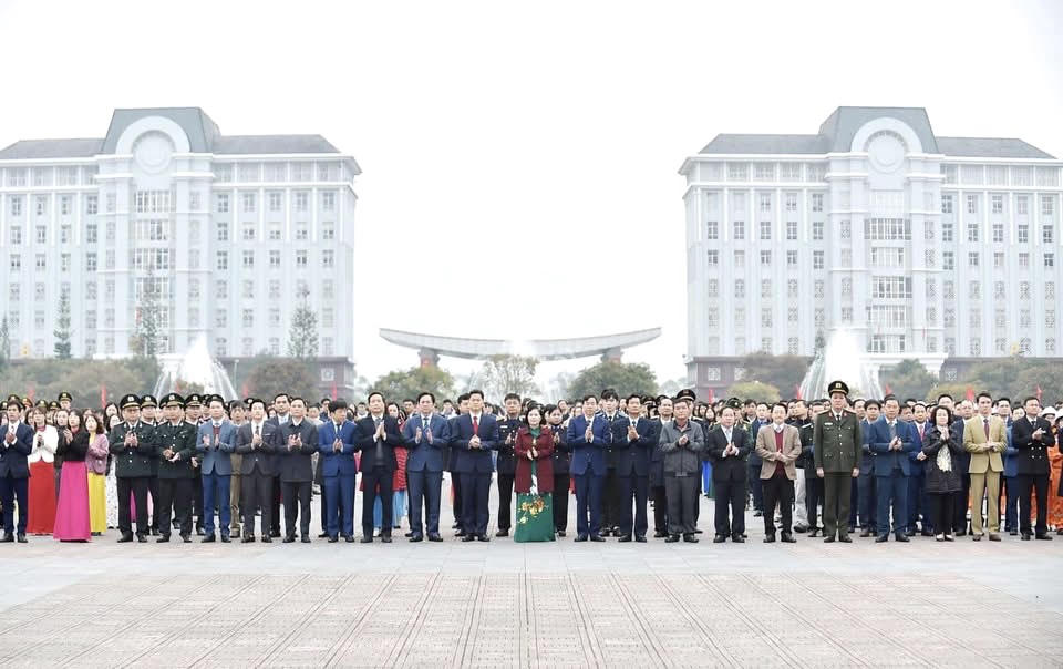 Lai Châu: Hơn 2.000 người tham gia lễ chào cờ chào năm mới 2025