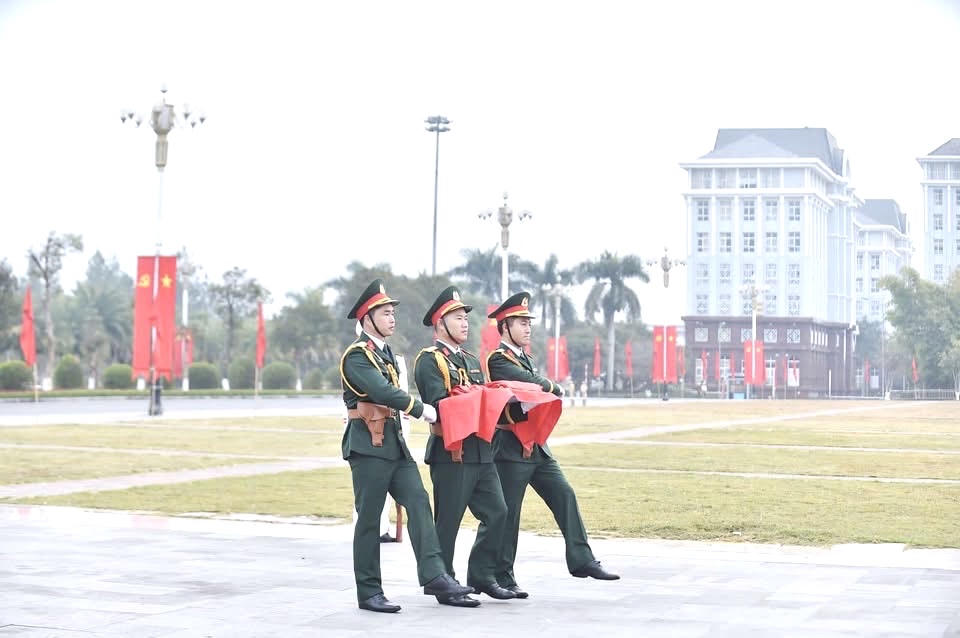 Lai Châu: Hơn 2.000 người tham gia lễ chào cờ chào năm mới 2025