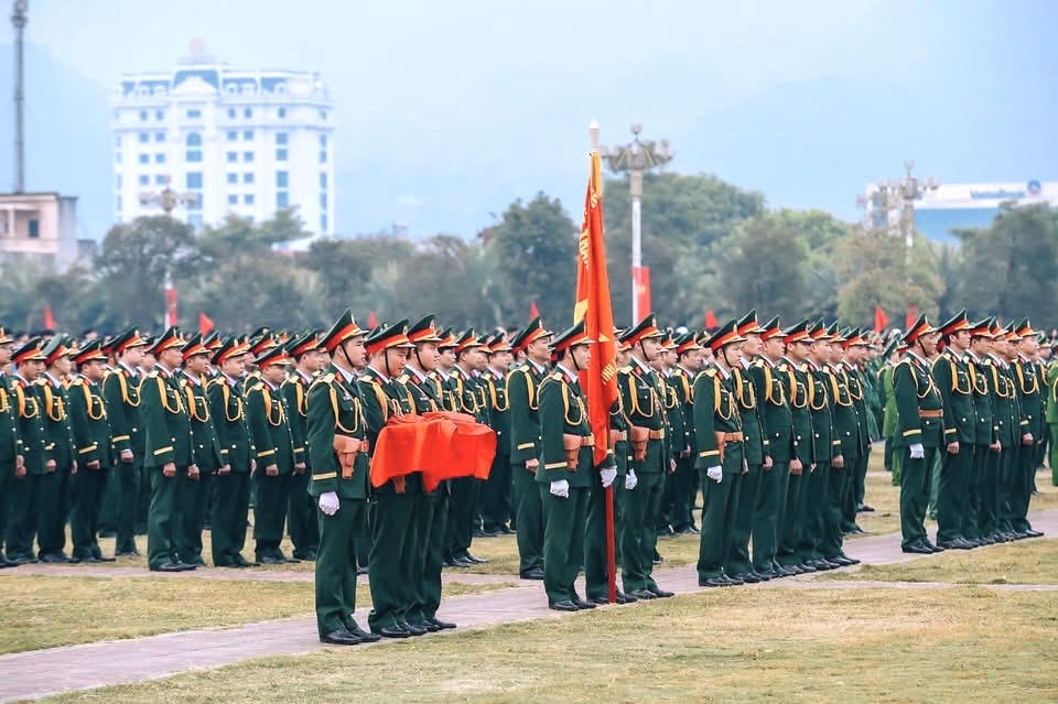 Lai Châu: Hơn 2.000 người tham gia lễ chào cờ chào năm mới 2025