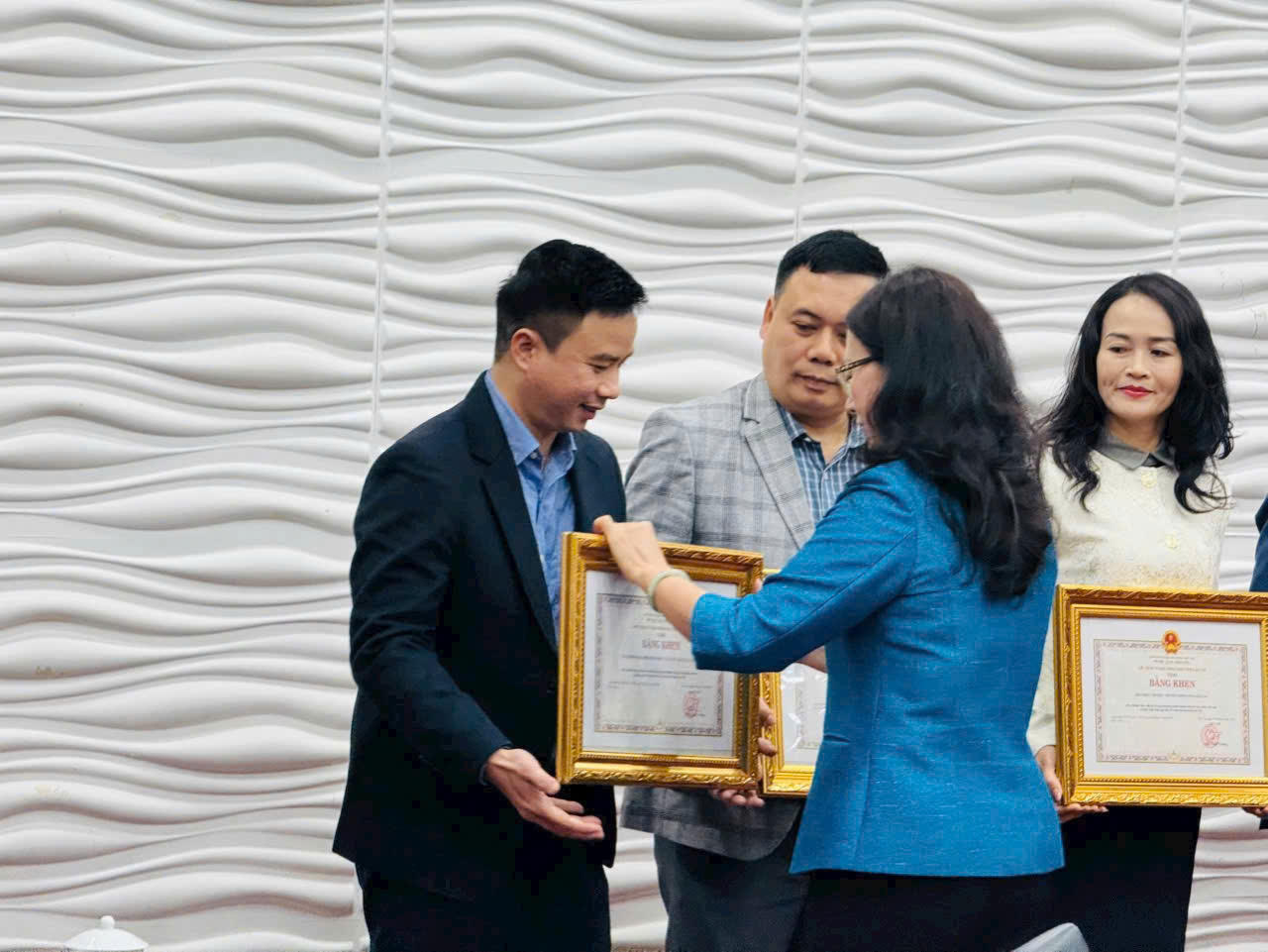 UBND tỉnh Lào Cai biểu dương các cơ quan báo chí trong công tác khắc phục hậu quả cơn bão số 3 Yagi