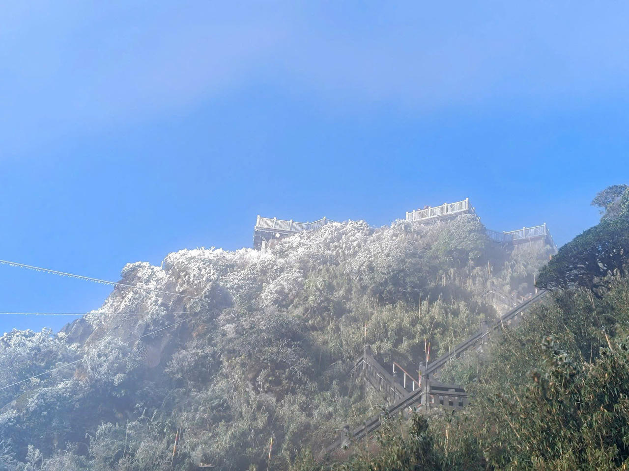 Băng tuyết phủ trắng đỉnh Fansipan sáng 5/1