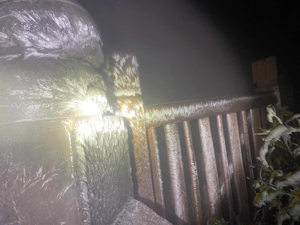 Băng tuyết phủ trắng đỉnh Fansipan sáng 5/1