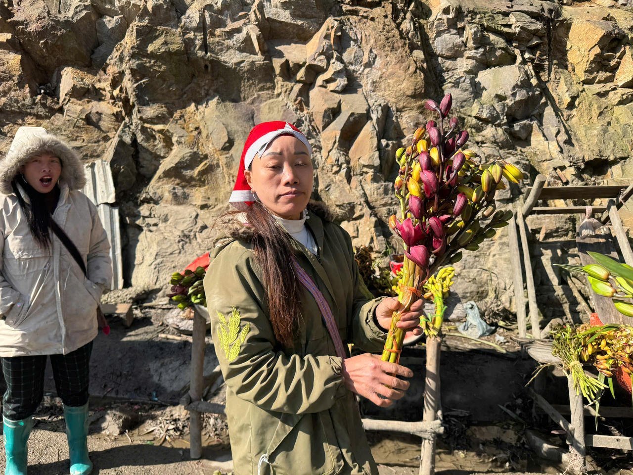 Hoa đào, hoa lan Tây Bắc rộn ràng xuống phố đón Tết