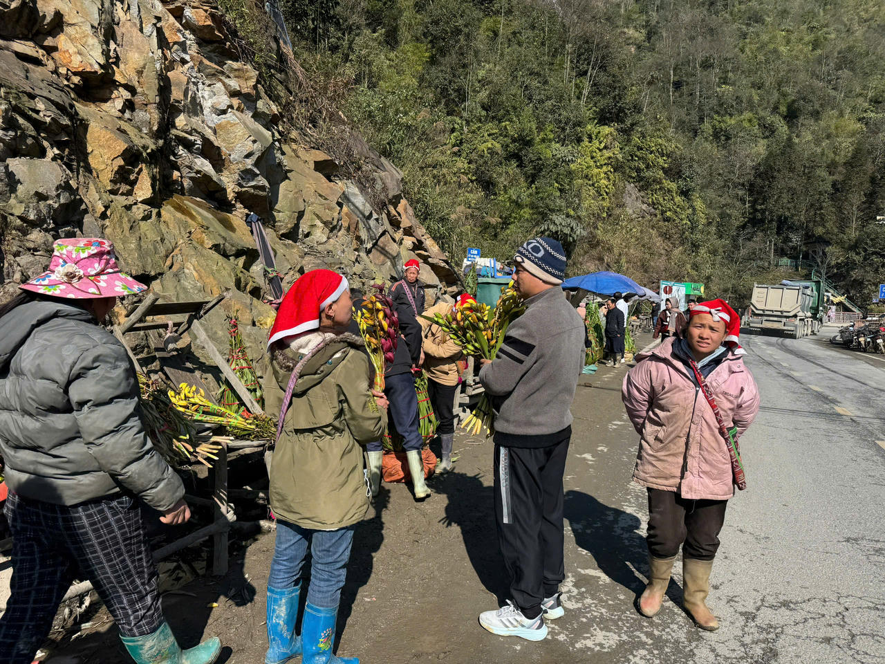 Hoa đào, hoa lan Tây Bắc rộn ràng xuống phố đón Tết