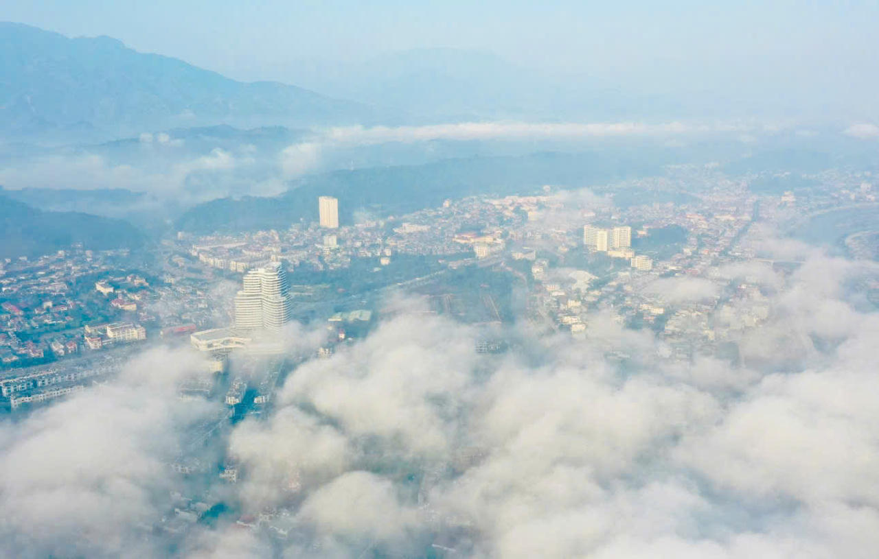 Thành phố Lào Cai - Ngày mây ngang qua phố