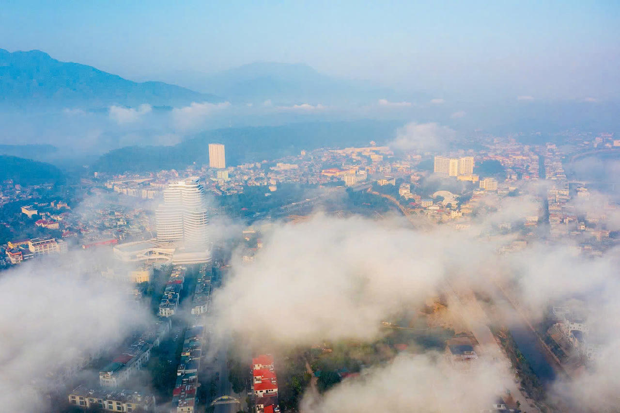 Thành phố Lào Cai - Ngày mây ngang qua phố