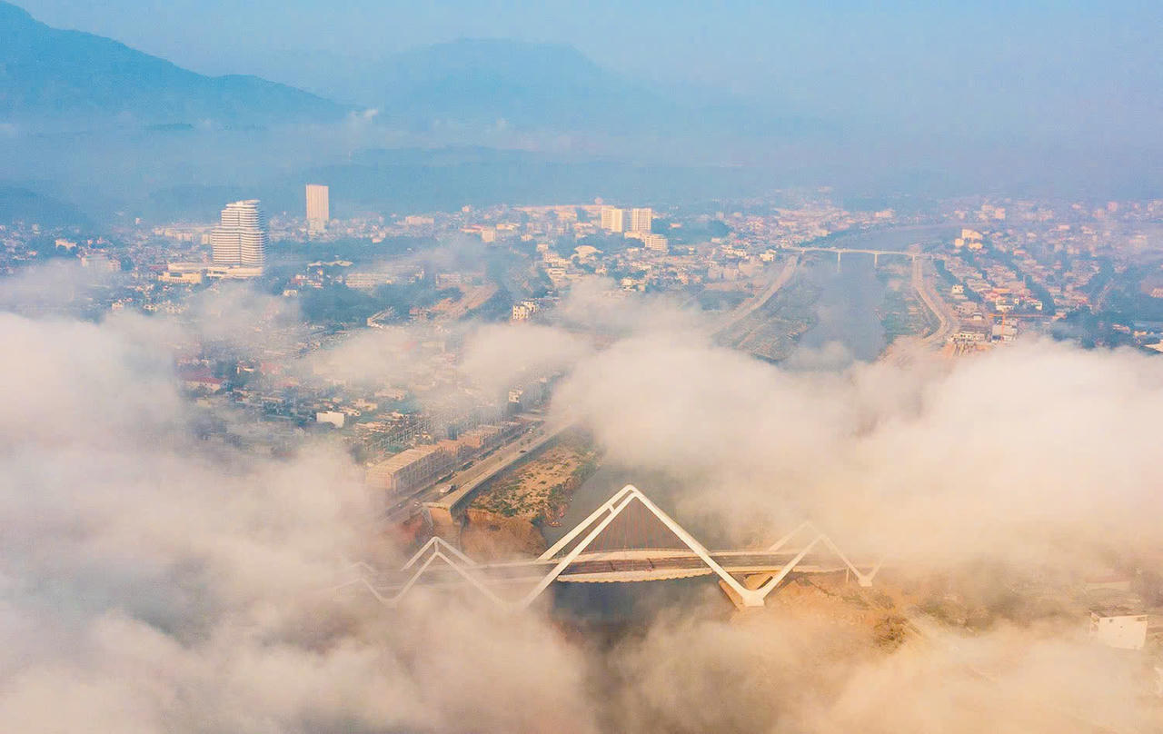 Thành phố Lào Cai - Ngày mây ngang qua phố