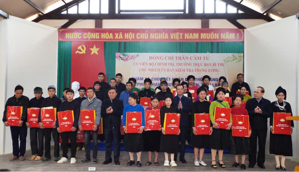 Thường trực Ban Bí thư, Chủ nhiệm Ủy ban Kiểm tra Trung ương Trần Cẩm Tú thăm, tặng quà Tết tại thôn Làng Nủ