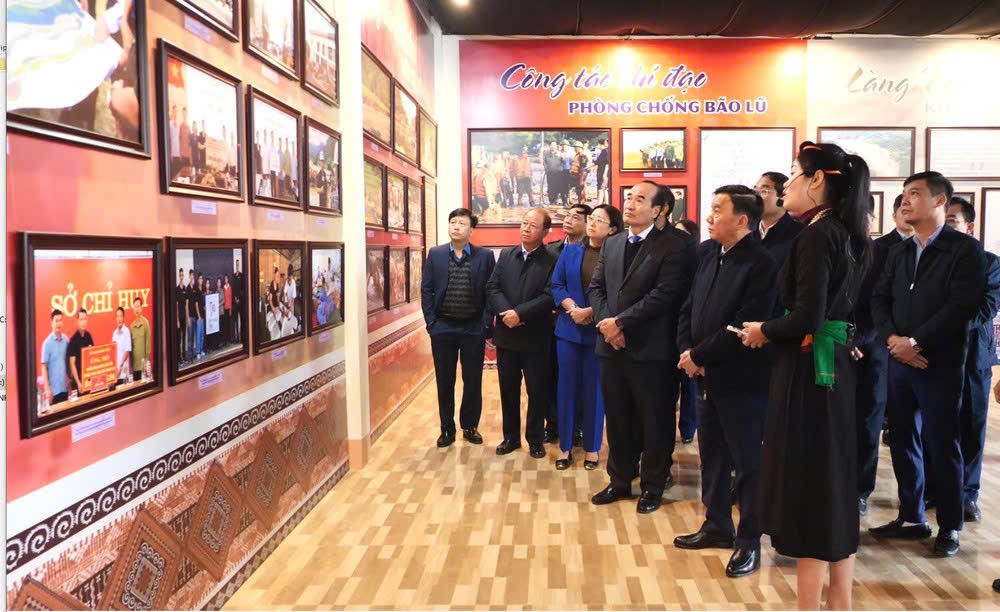 Thường trực Ban Bí thư, Chủ nhiệm Ủy ban Kiểm tra Trung ương Trần Cẩm Tú thăm, tặng quà Tết tại thôn Làng Nủ