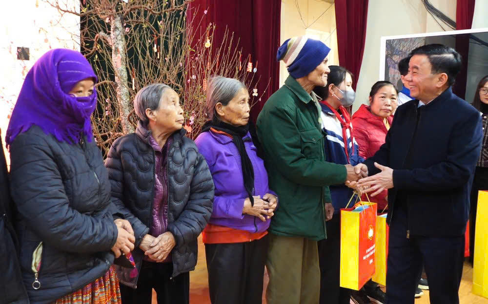 Thường trực Ban Bí thư, Chủ nhiệm Ủy ban Kiểm tra Trung ương Trần Cẩm Tú thăm, tặng quà Tết tại thôn Làng Nủ