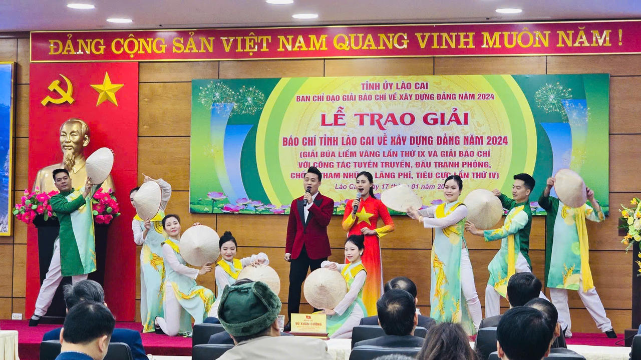 Phóng viên Báo Pháp luật Việt Nam đạt giải khuyến khích Giải Búa liềm vàng tỉnh Lào Cai