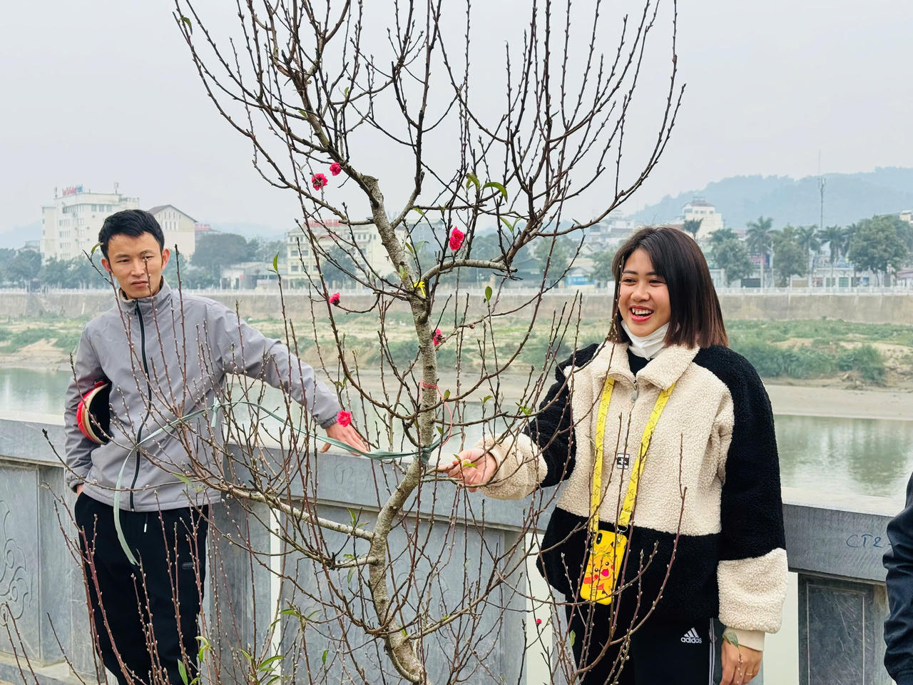 Rộn ràng sắc xuân chợ hoa TP Lào Cai