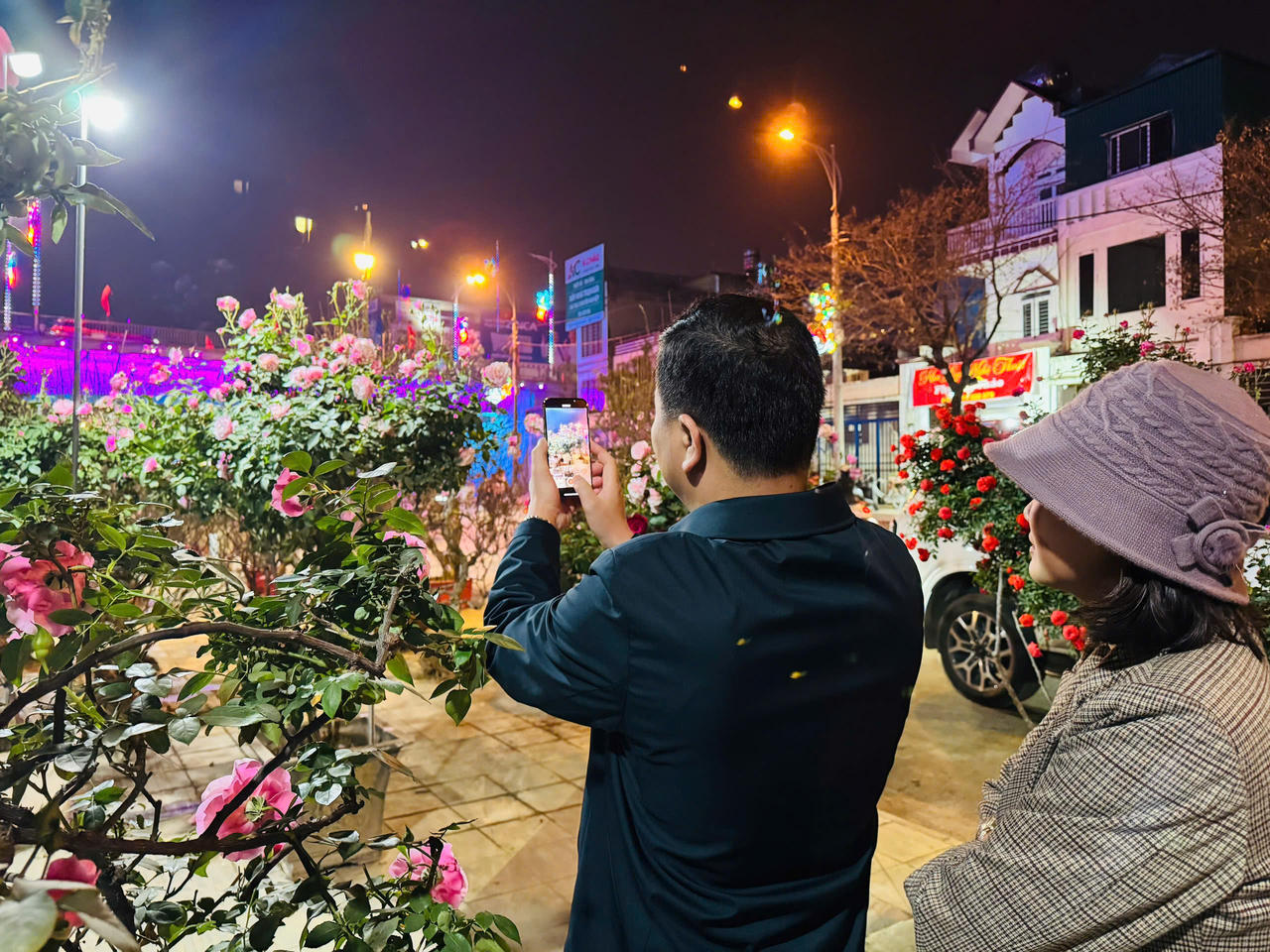 Hoa hồng hấp dẫn người mua tại chợ hoa xuân Lào Cai