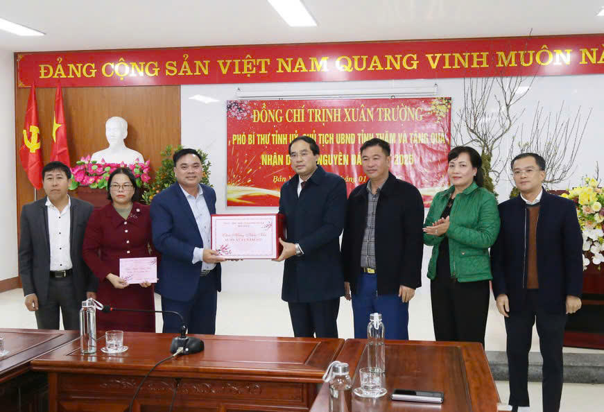 Chủ tịch UBND tỉnh Lào Cai thăm, tặng quà Tết tại huyện Bát Xát