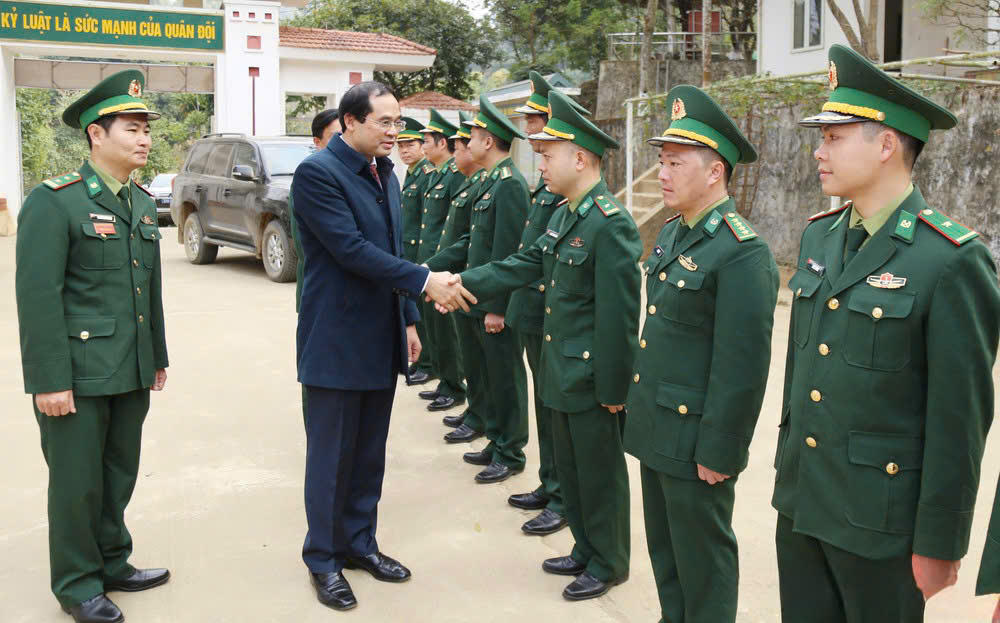 Chủ tịch UBND tỉnh Lào Cai thăm, tặng quà Tết tại huyện Bát Xát