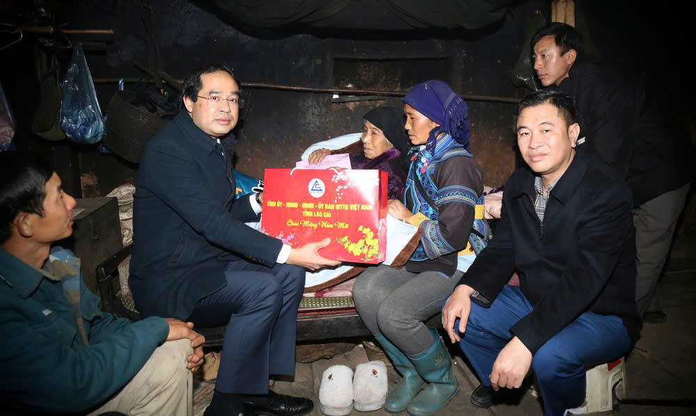 Chủ tịch UBND tỉnh Lào Cai thăm, tặng quà Tết tại huyện Bát Xát
