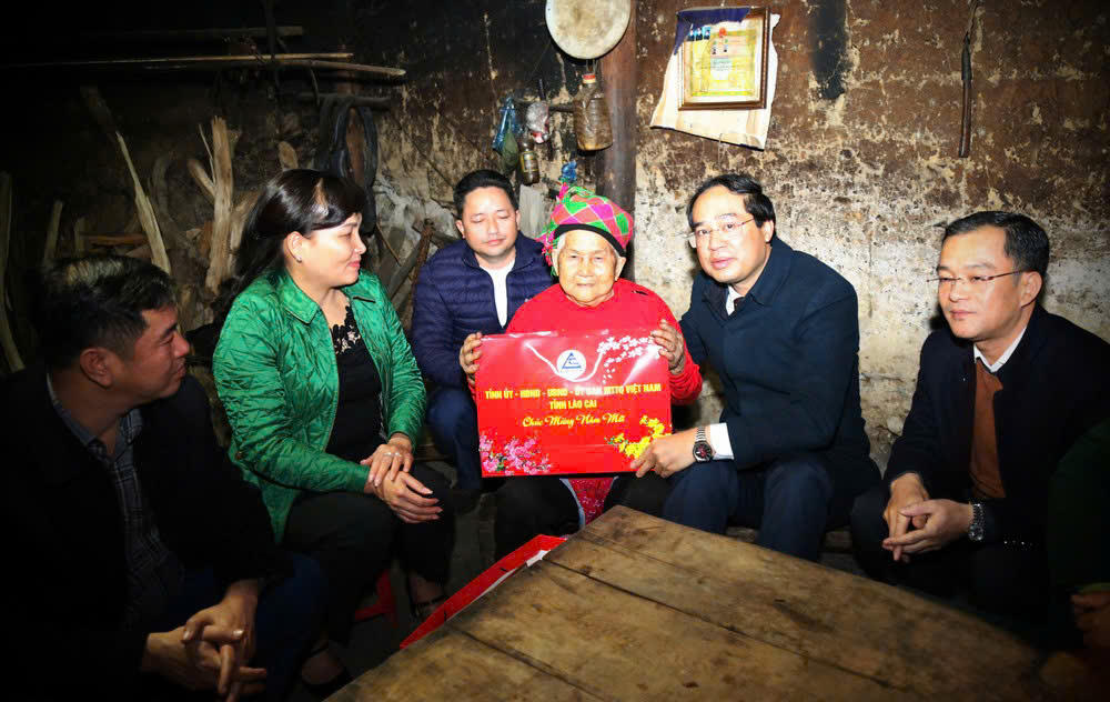 Chủ tịch UBND tỉnh Lào Cai thăm, tặng quà Tết tại huyện Bát Xát