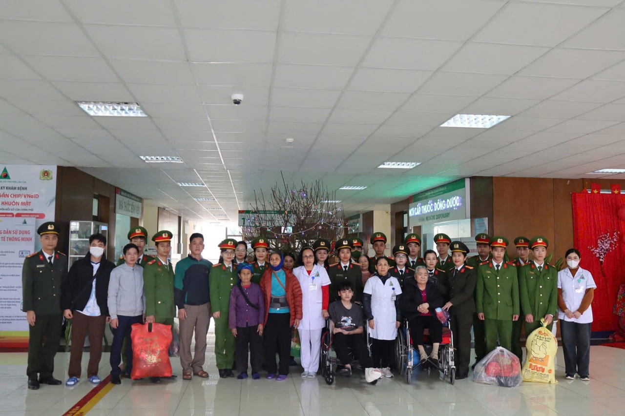 'Chuyến xe 0 đồng' đưa bệnh nhân về quê đón Tết ở Lào Cai 