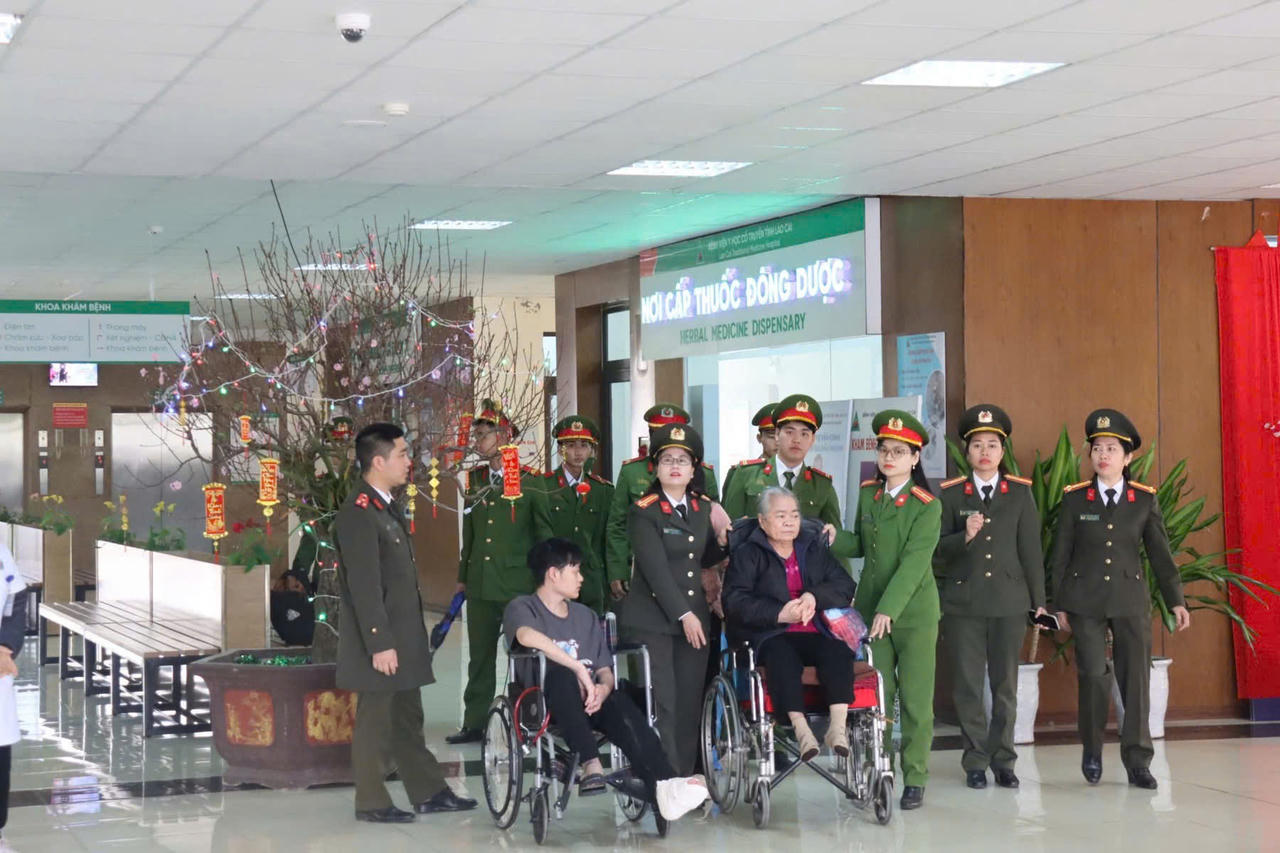 'Chuyến xe 0 đồng' đưa bệnh nhân về quê đón Tết ở Lào Cai 