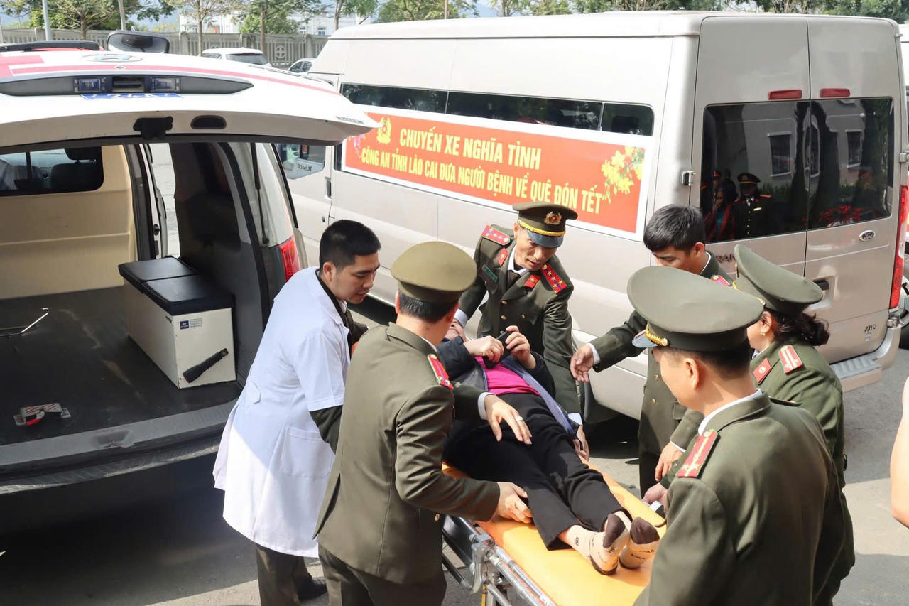 'Chuyến xe 0 đồng' đưa bệnh nhân về quê đón Tết ở Lào Cai 