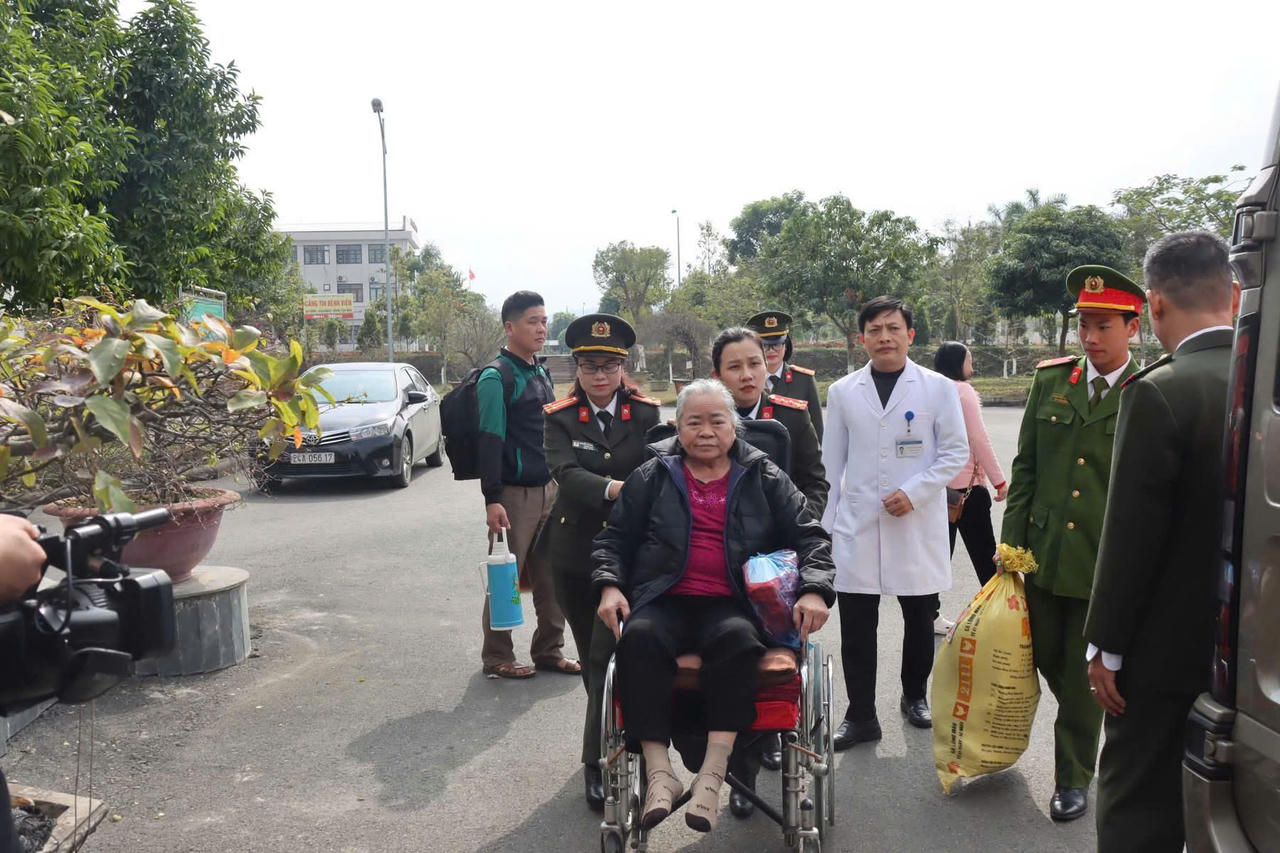 'Chuyến xe 0 đồng' đưa bệnh nhân về quê đón Tết ở Lào Cai 