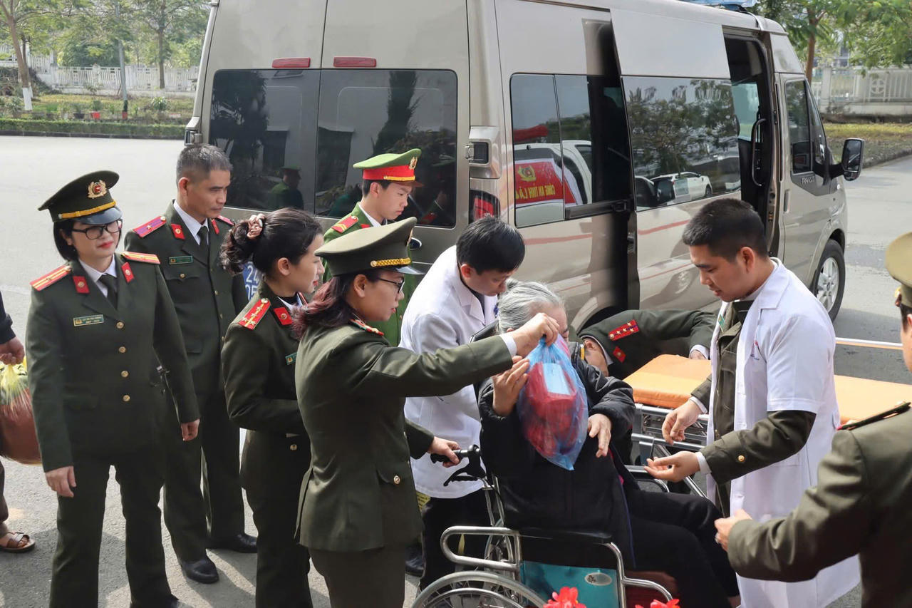 'Chuyến xe 0 đồng' đưa bệnh nhân về quê đón Tết ở Lào Cai 